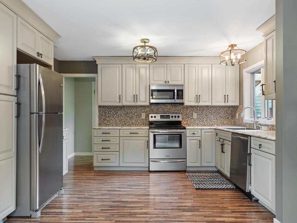 Why Empty Kitchens Photograph Better: A Real Estate Media Perspective